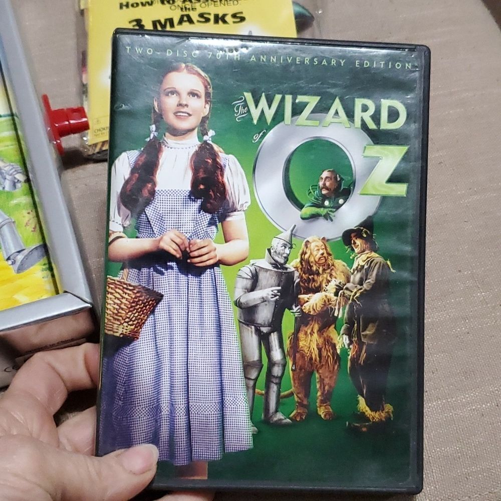 WIZARD OF OZ MASKS, BOOK, EMERALD CITY GLASSES & KEEPSAKE TINMAN BOX 1998, & DVD - Picture 5 of 16